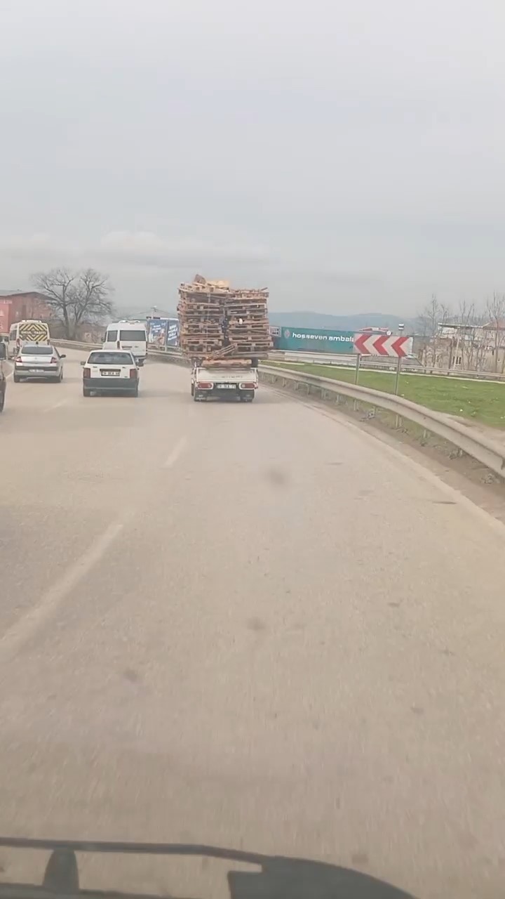 Bursa’da tehlikeli taşımacılık kamerada