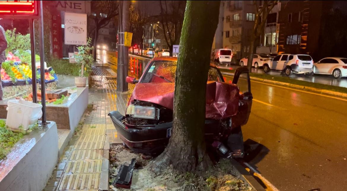 (Özel) Direksiyon başında kalp krizi geçirdi...Kaza anı kamerada: 3 yaralı