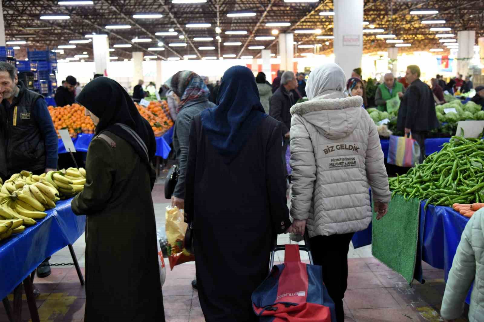 Mustafakemalpaşa Belediyesi sayesinde pazar alışverişleri keyfe dönüşüyor