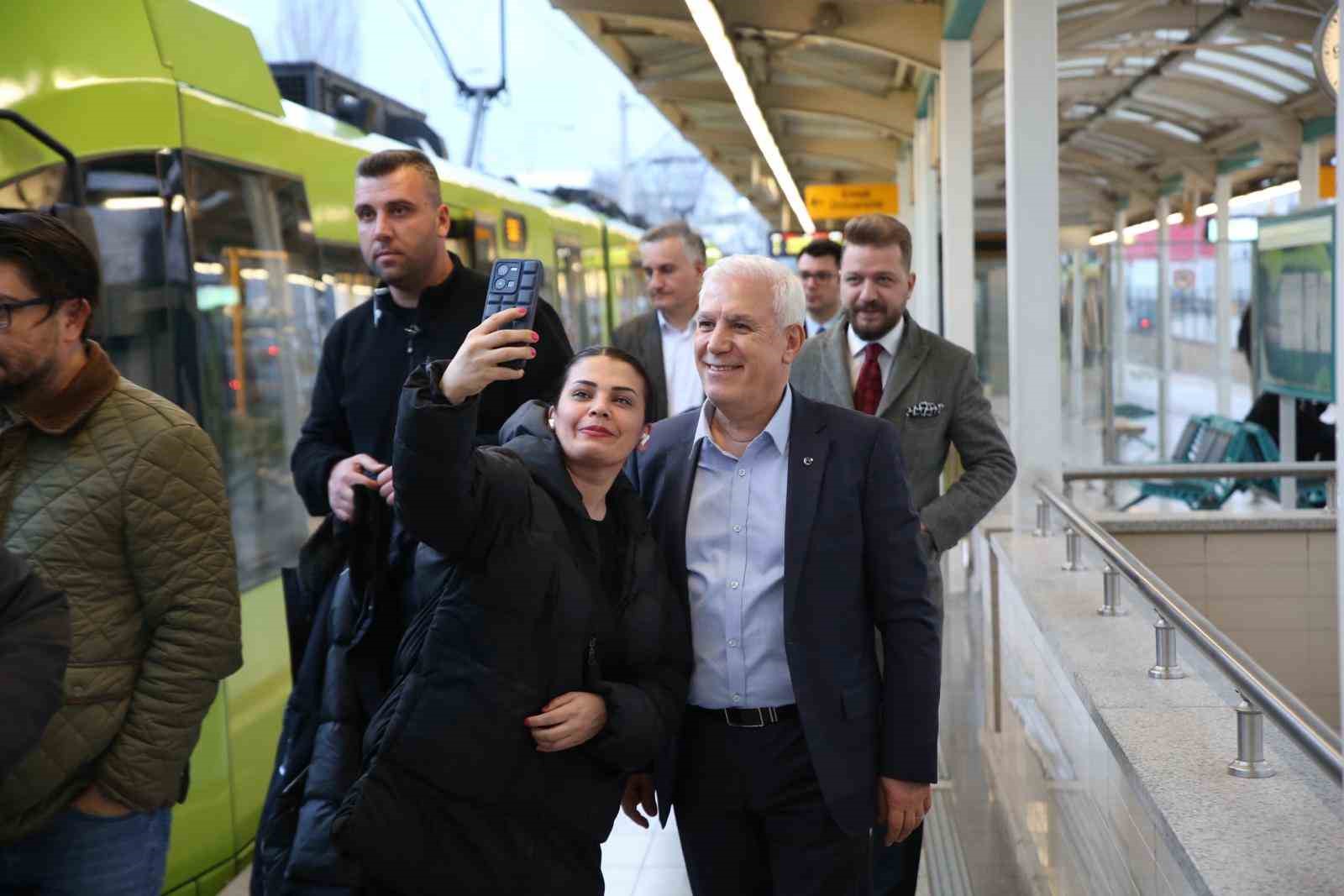 Başkan adayı Bozbey, metroda gençlerle sohbet etti