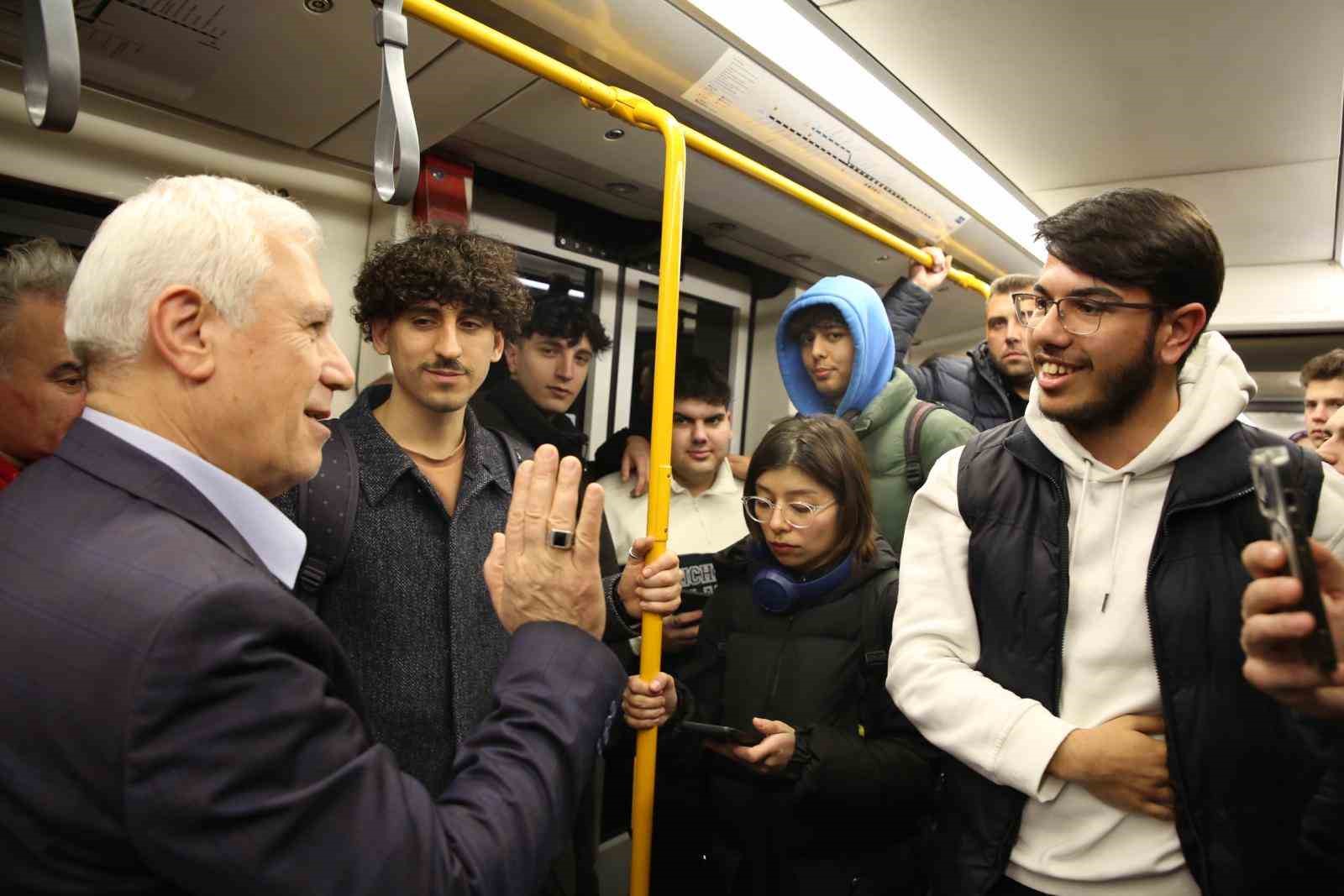 Başkan adayı Bozbey, metroda gençlerle sohbet etti