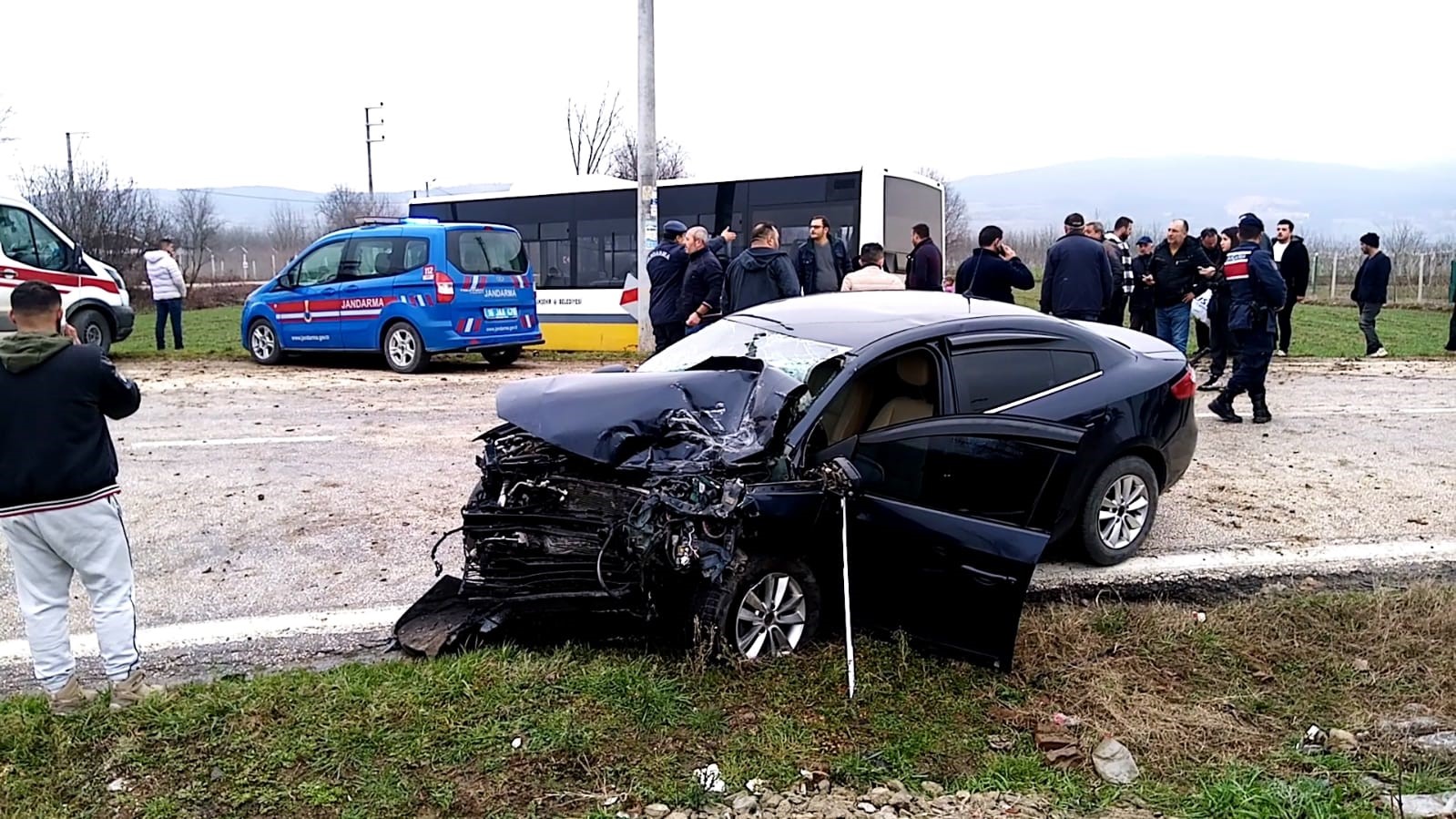 Halk otobüsüyle otomobil kafa kafaya çarpıştı: 8 yaralı