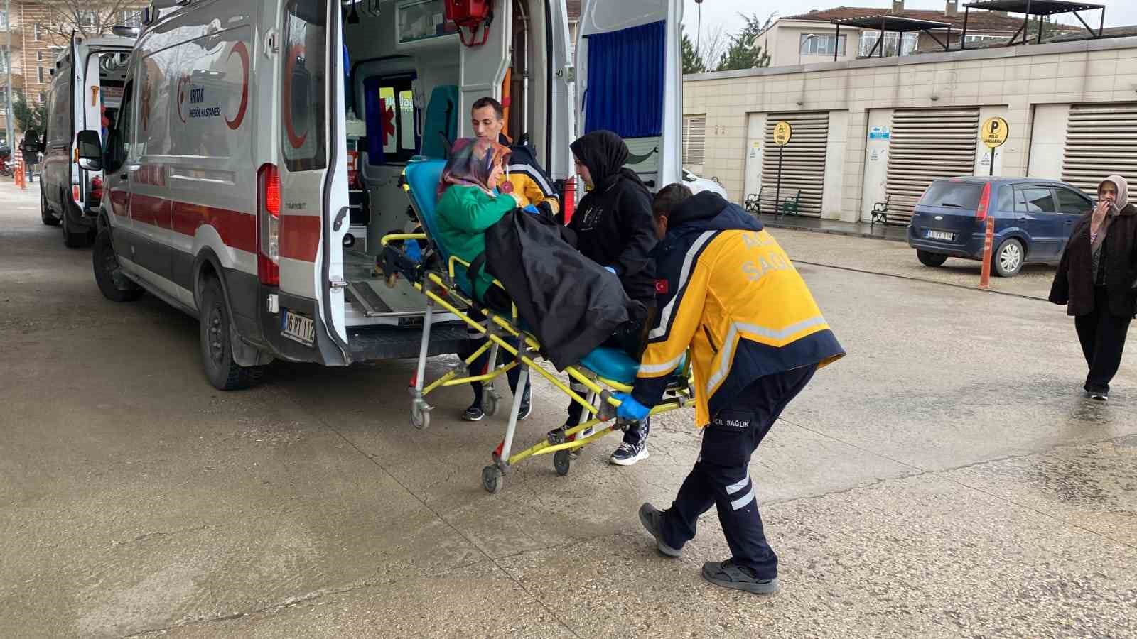 Halk otobüsüyle otomobil kafa kafaya çarpıştı: 8 yaralı