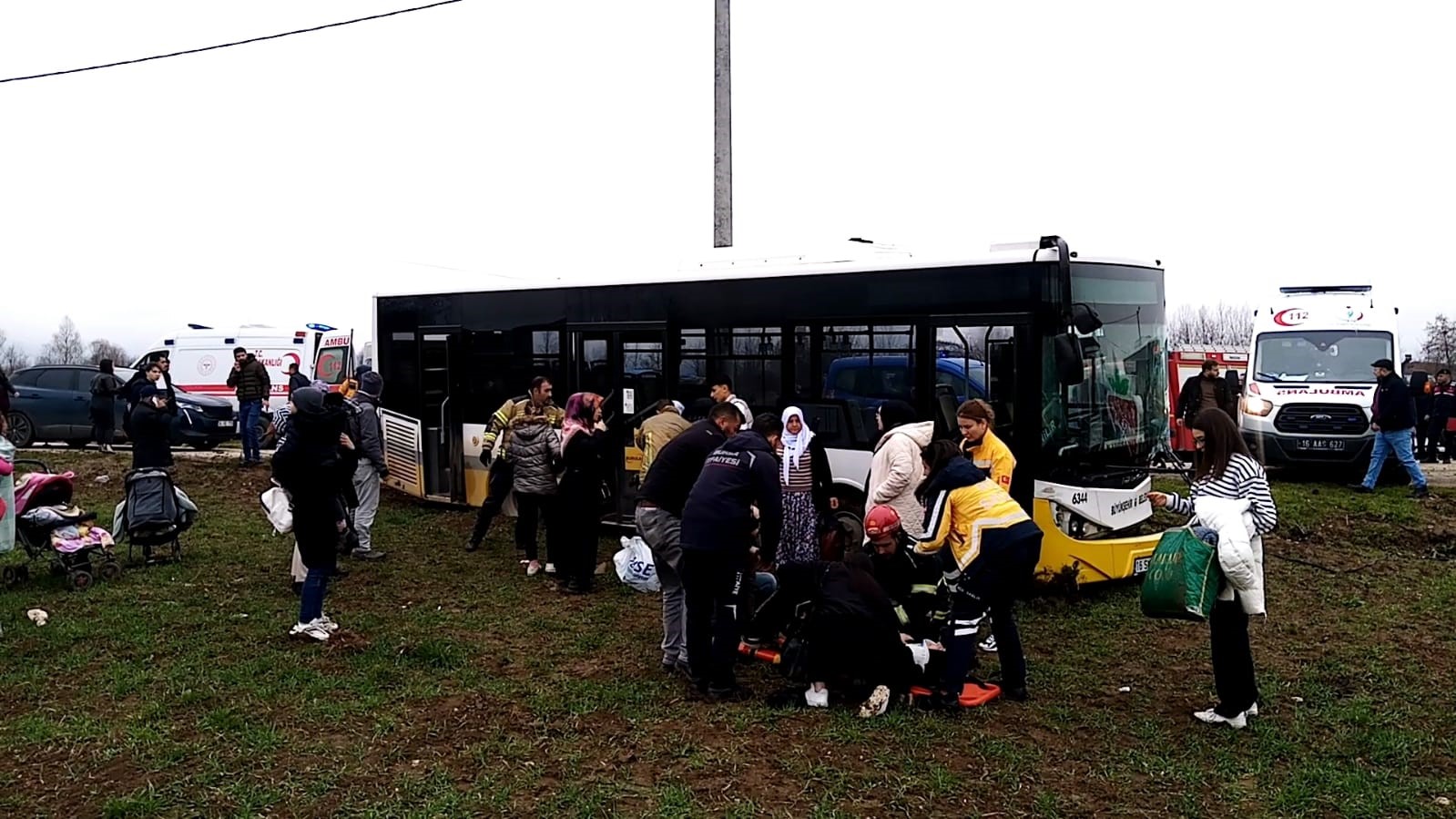 Halk otobüsüyle otomobil kafa kafaya çarpıştı: 8 yaralı