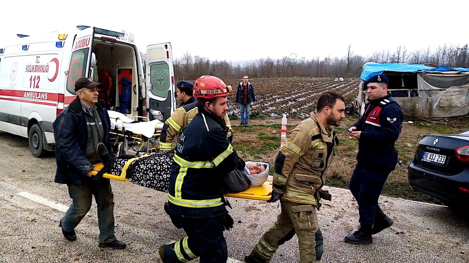 Halk otobüsüyle otomobil kafa kafaya çarpıştı: 8 yaralı