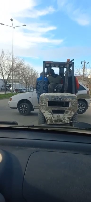 Bursa’da otomobili forklift ile taşıdı...