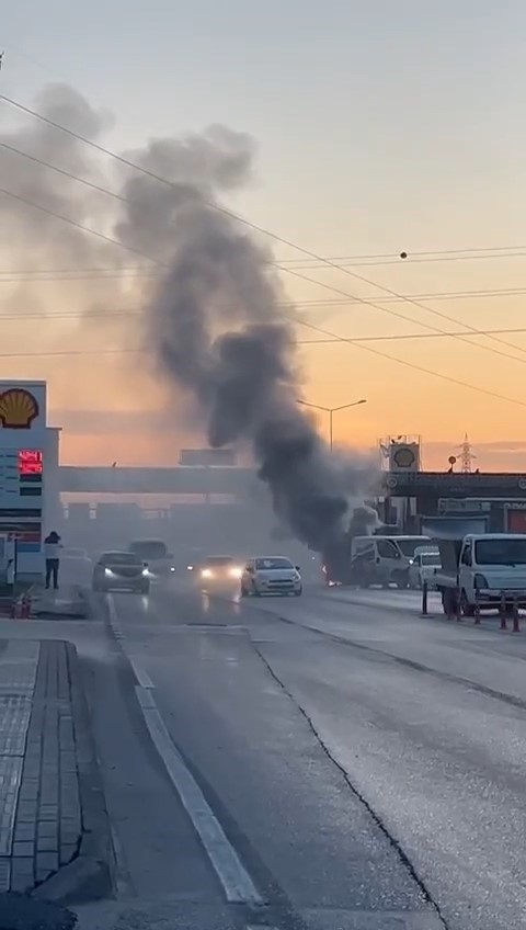 Bursa’da seyir halindeki otomobil alev alev yandı