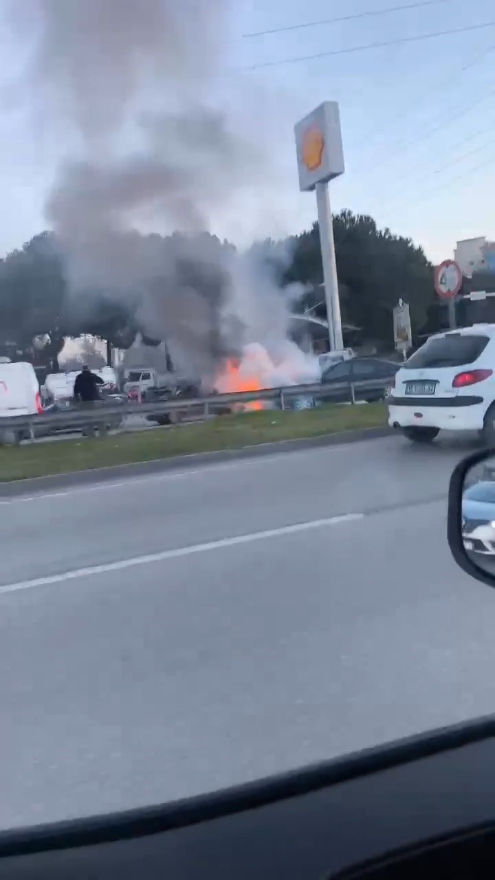 Bursa’da seyir halindeki otomobil alev alev yandı