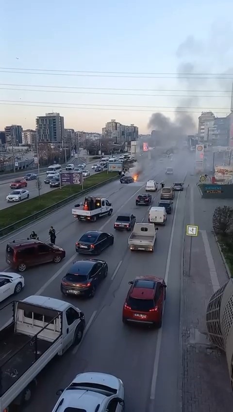 Bursa’da seyir halindeki otomobil alev alev yandı