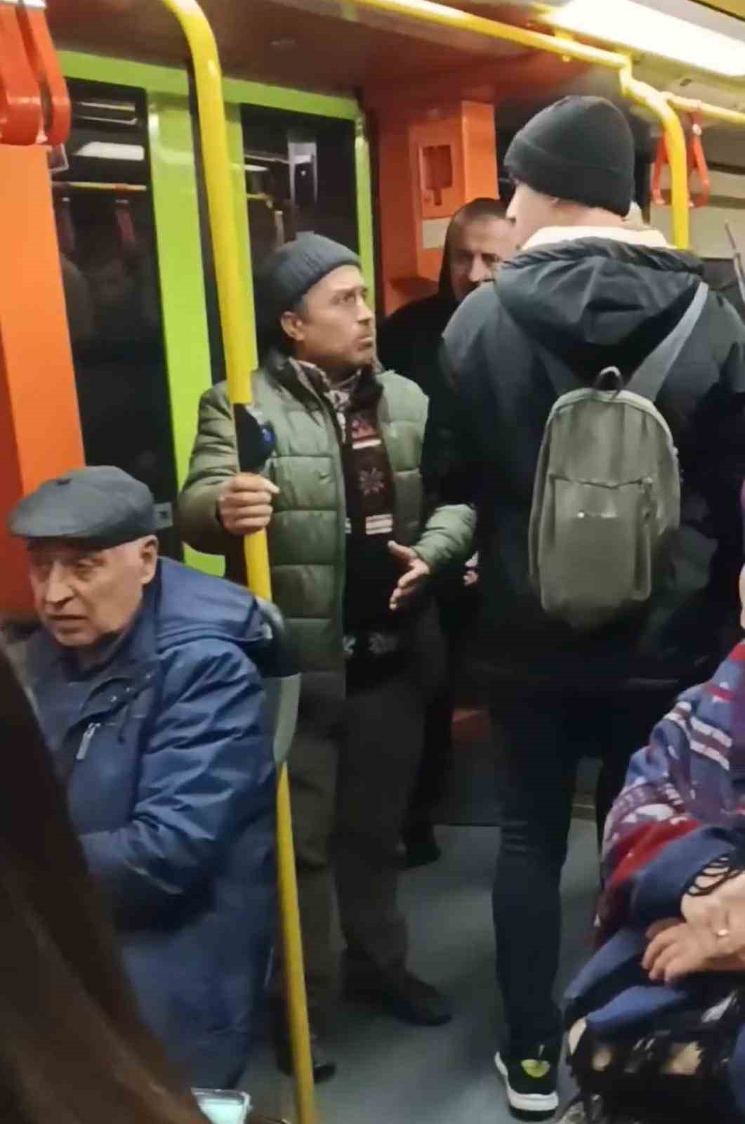 Metroda müzik çalarak para toplayan gençler ile vatandaşlar arasında tartışma çıktı