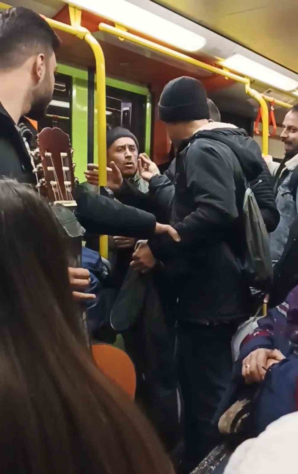 Metroda müzik çalarak para toplayan gençler ile vatandaşlar arasında tartışma çıktı