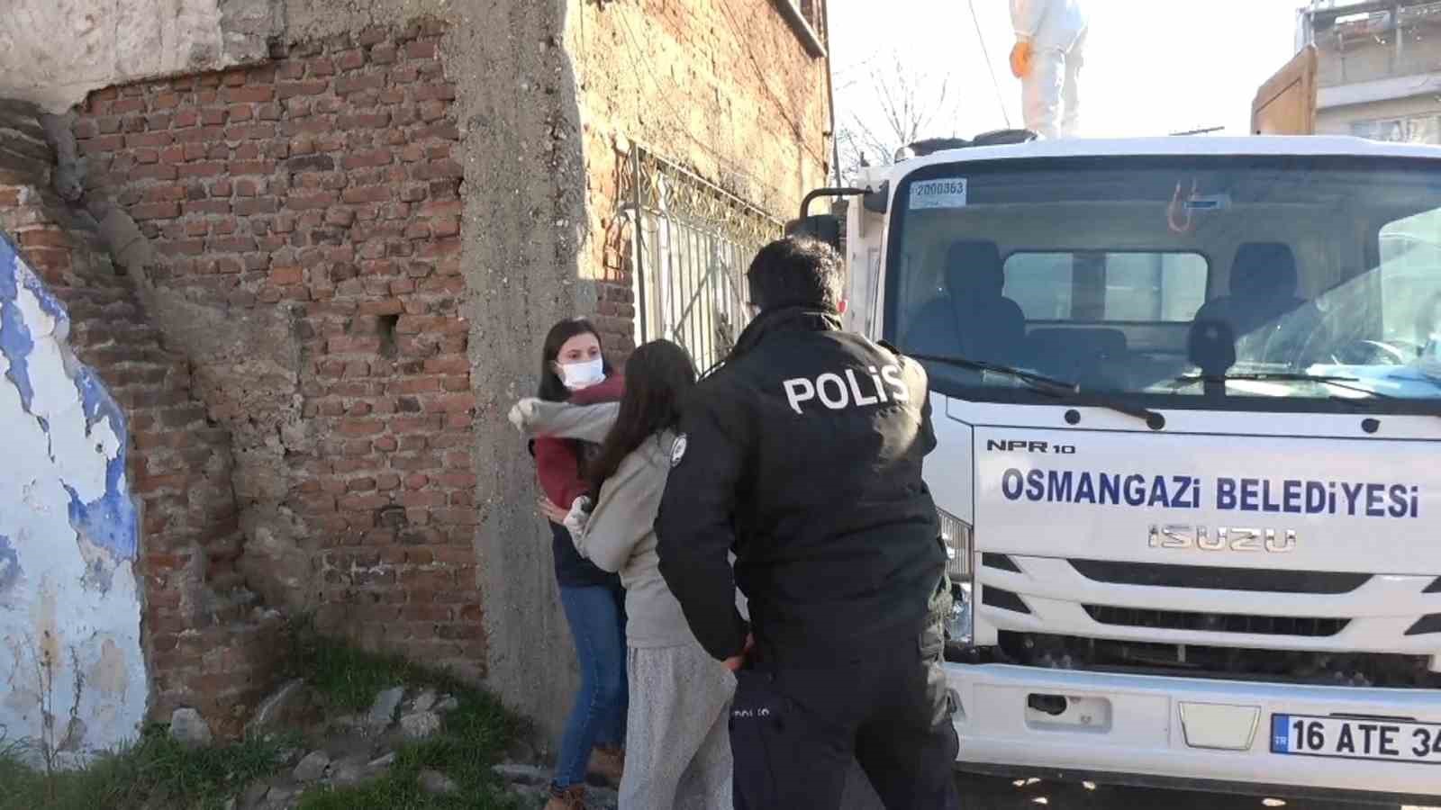 Çöp evi boşaltılan kadın sinir krizi geçirdi, kendisini sakinleştirmek isteyen polislere saldırdı