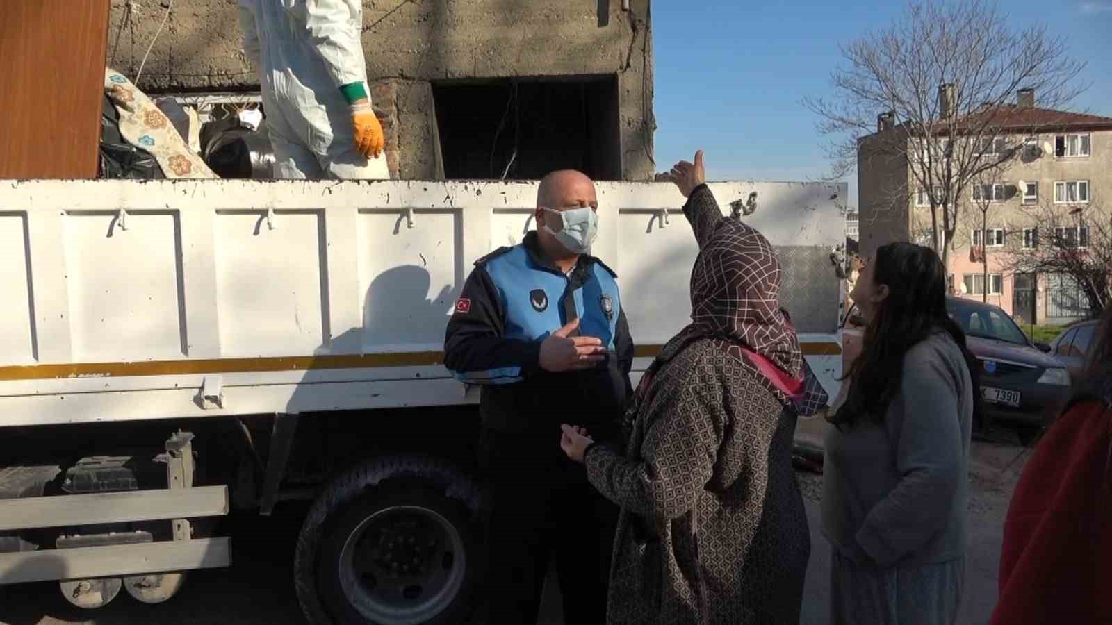 Çöp evi boşaltılan kadın sinir krizi geçirdi, kendisini sakinleştirmek isteyen polislere saldırdı