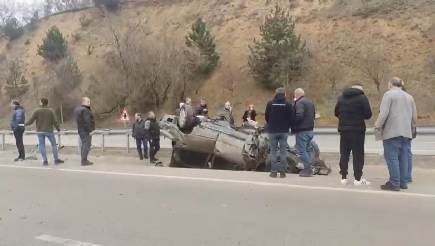 Bursa’da kontrolden çıkan otomobil takla attı: 2 yaralı