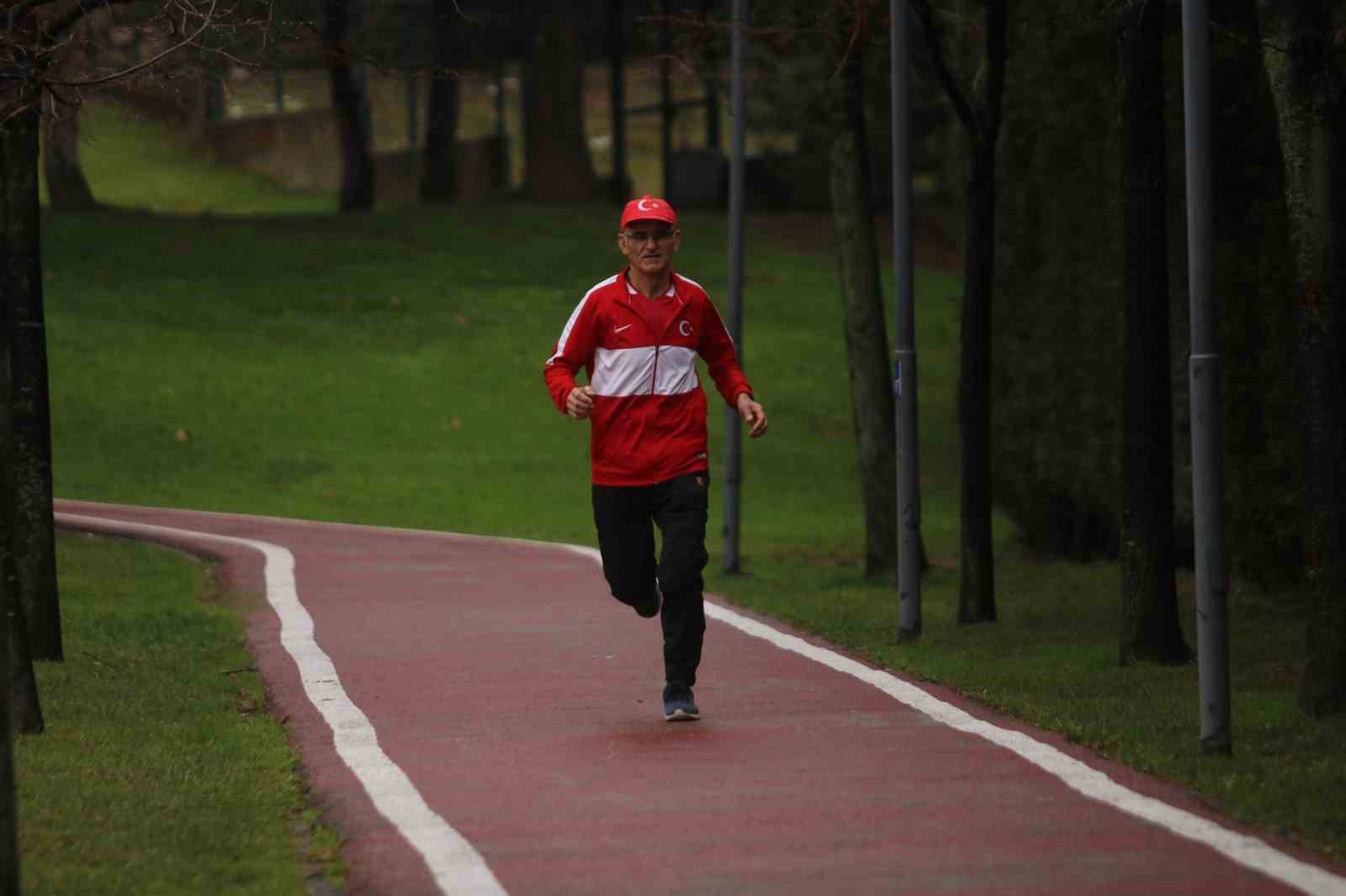 Japonya’da maraton koşmak için inşaatlarda çalışıyor