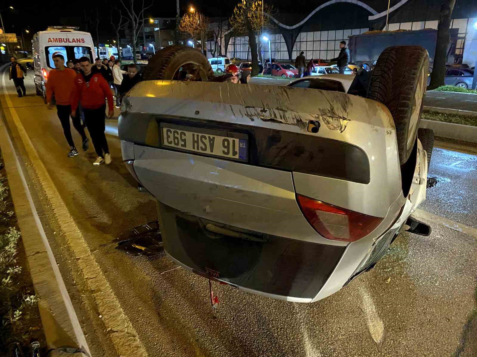 Yağmur sebebiyle kayganlaşan yolda otomobil takla atta: 1 yaralı