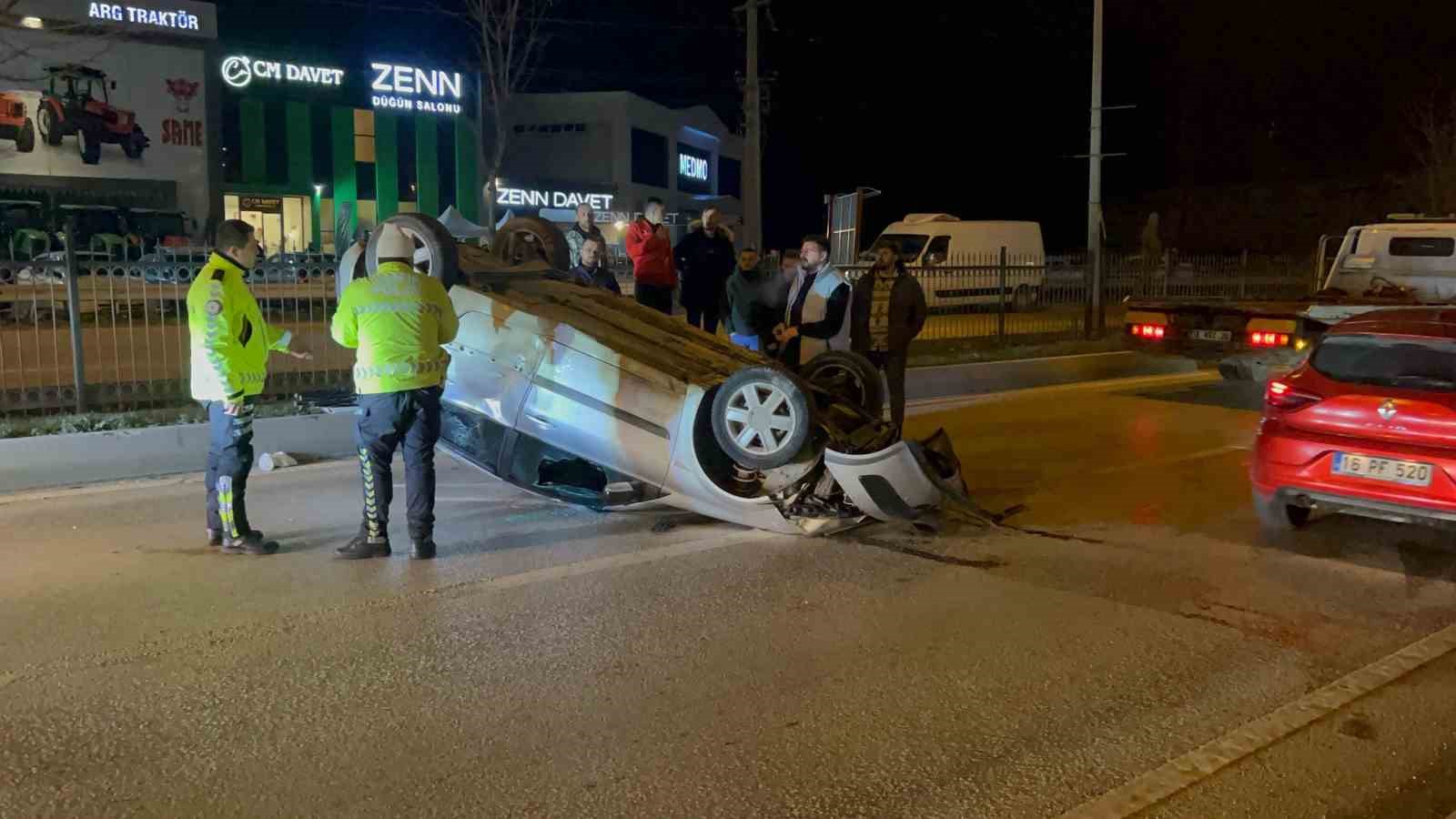 Yağmur sebebiyle kayganlaşan yolda otomobil takla atta: 1 yaralı