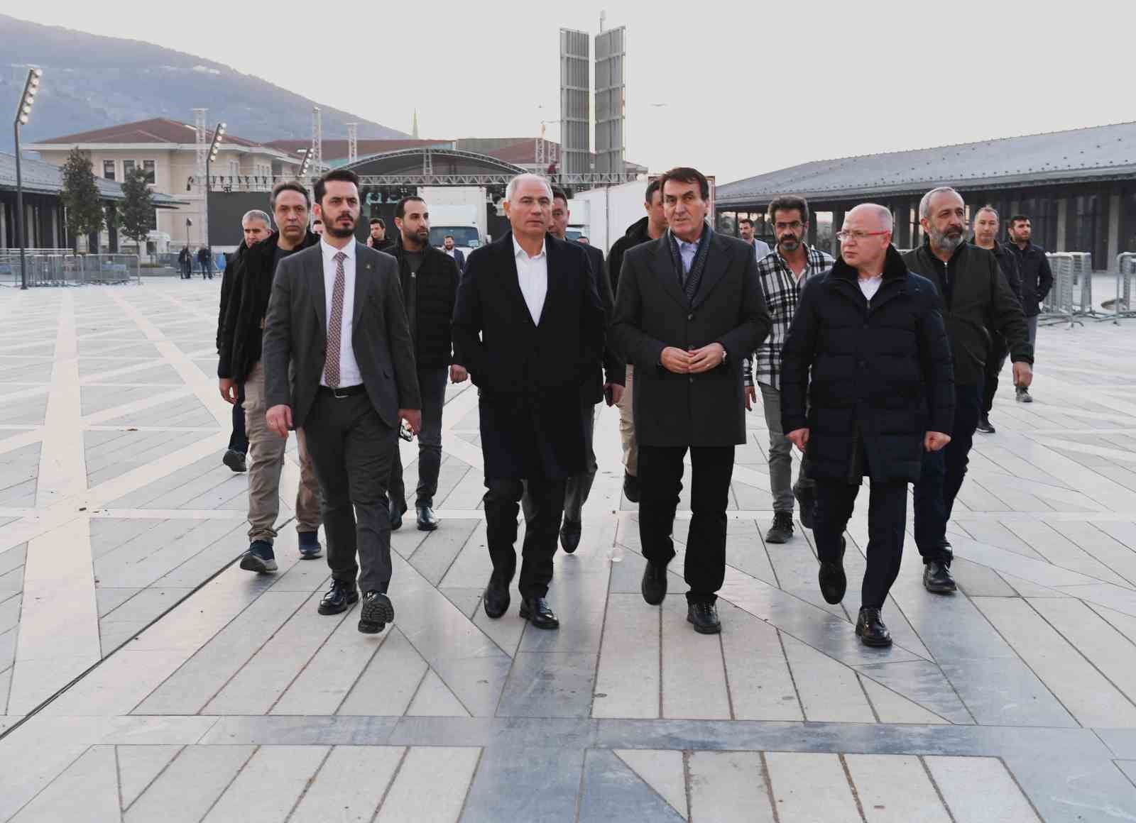 Efkan Ala’dan Osmangazi Meydanı’na tam not