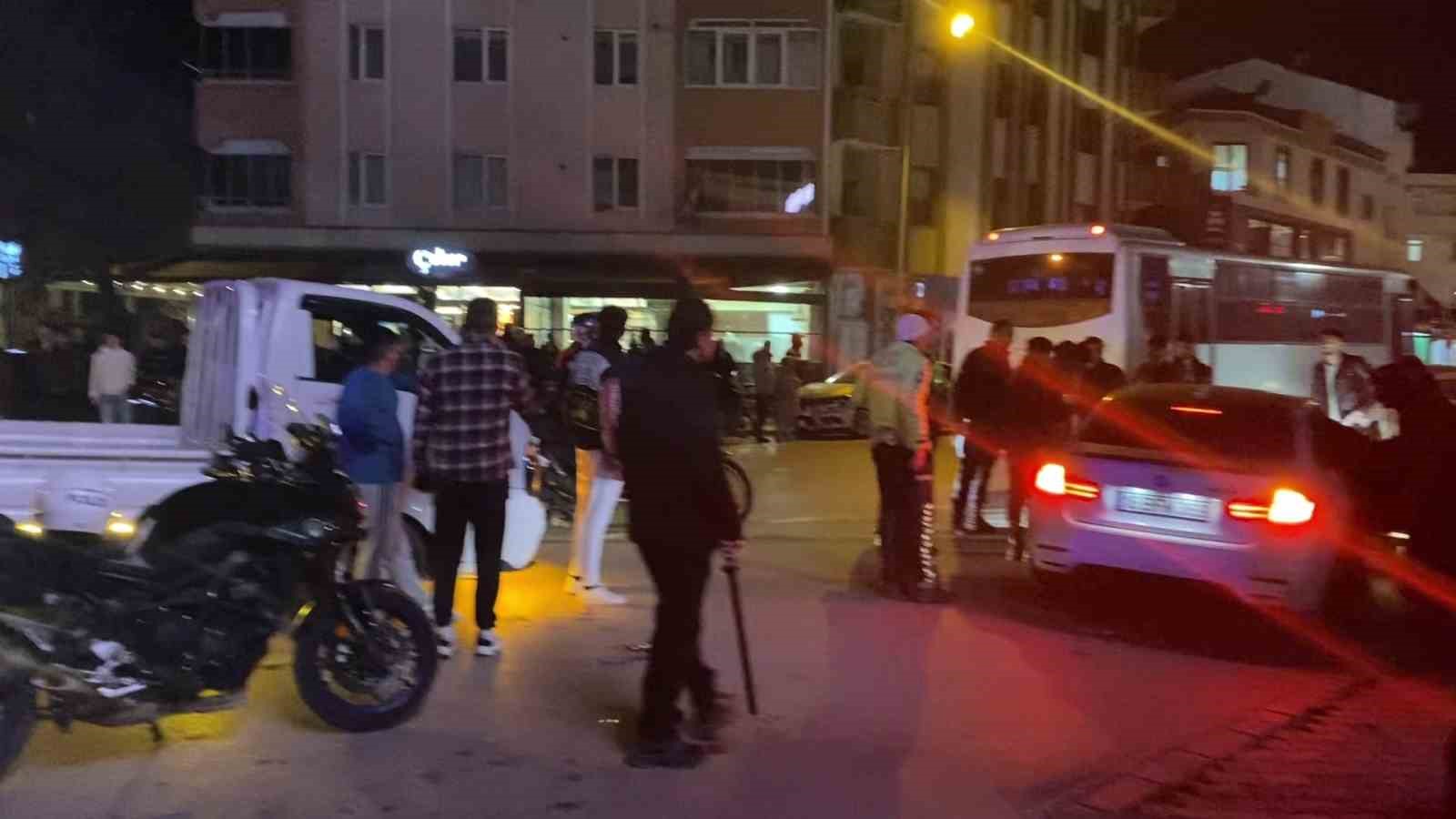 Yolu kesip çiftetelli oynadılar