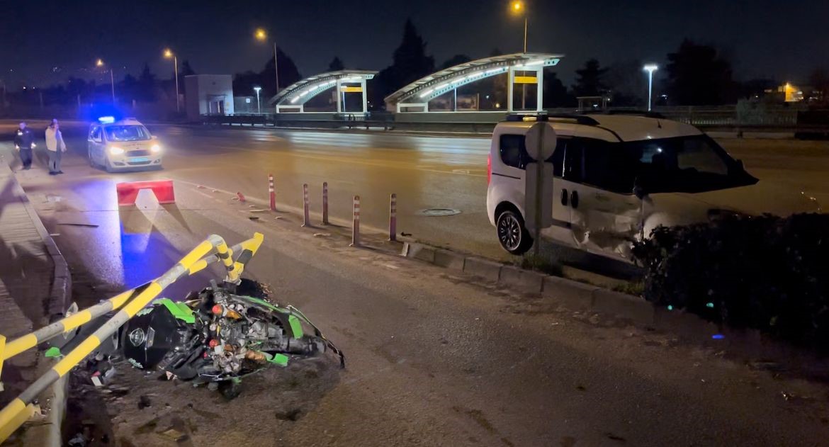 Bursa’da otomobilin çarptığı lüks motosiklet hurdaya döndü, sürücü yaralandı