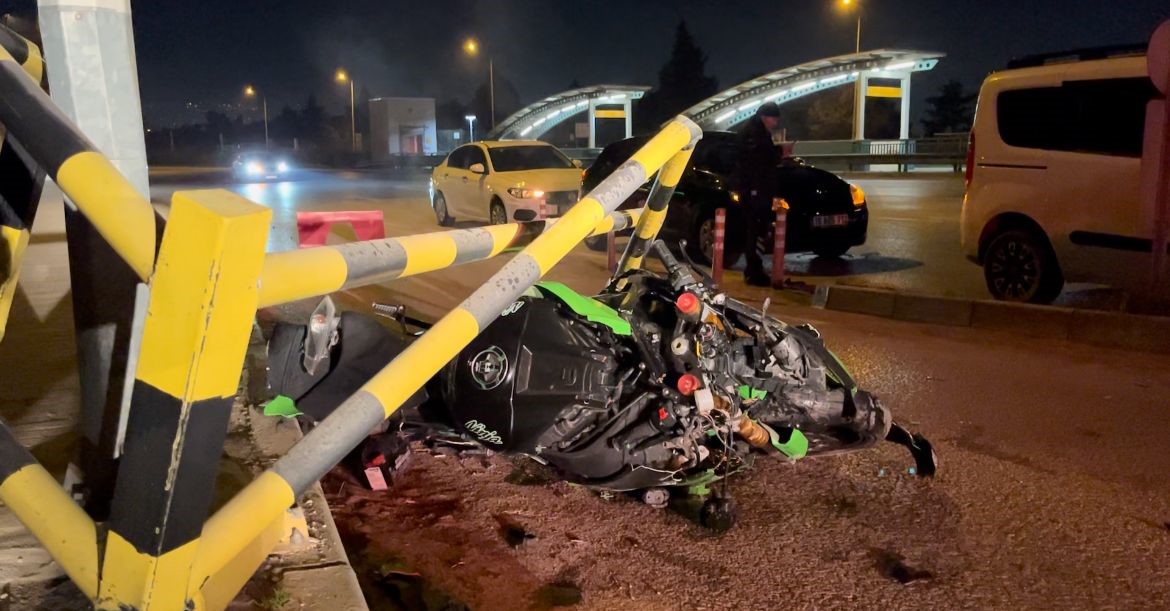 Bursa’da otomobilin çarptığı lüks motosiklet hurdaya döndü, sürücü yaralandı