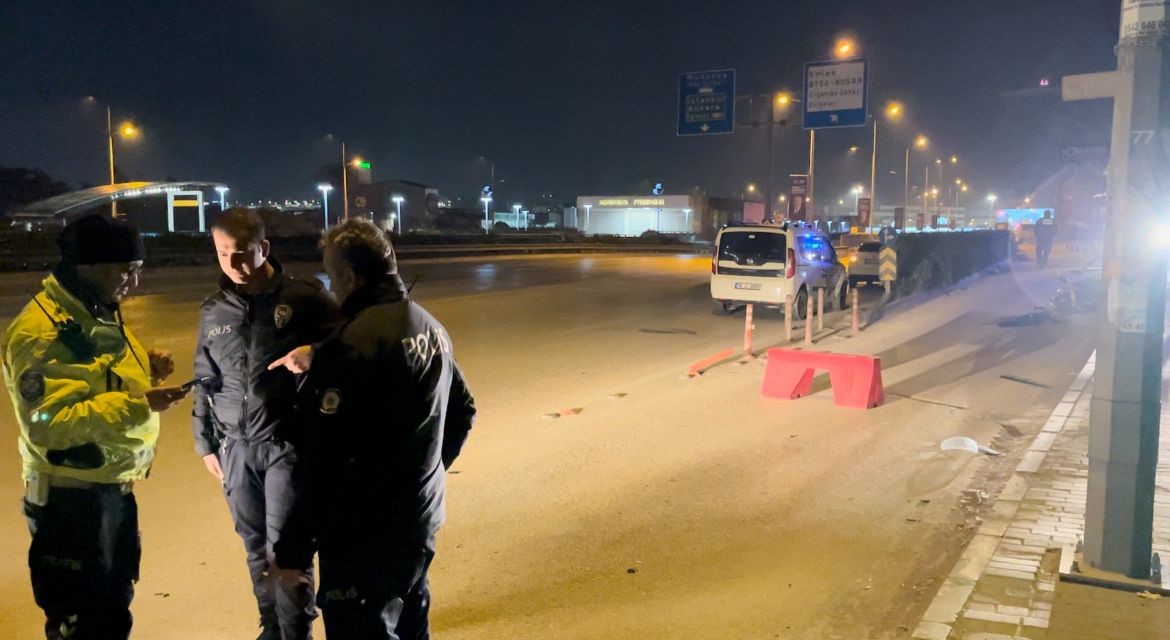 Bursa’da otomobilin çarptığı lüks motosiklet hurdaya döndü, sürücü yaralandı