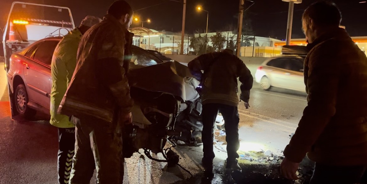 Alkollü sürücü yol ayrımındaki direğe çarptı: 3 arkadaş otomobilde sıkıştı