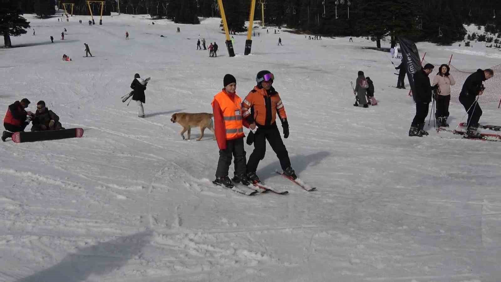 (Özel) Görme engelli gençler Uludağ’da kayak öğrendi