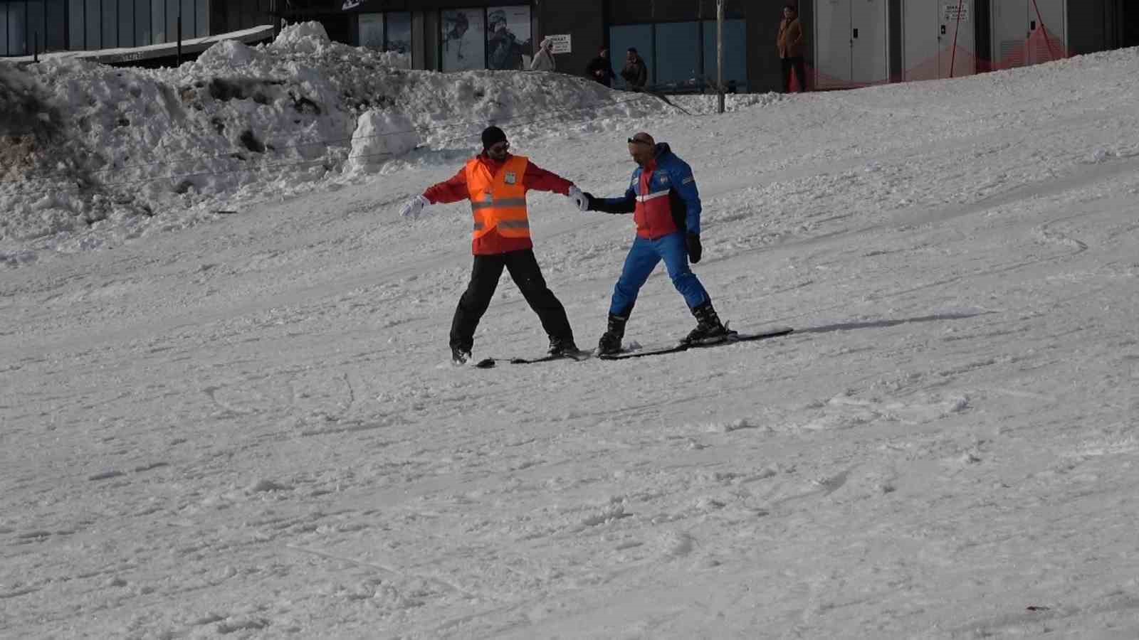 (Özel) Görme engelli gençler Uludağ’da kayak öğrendi