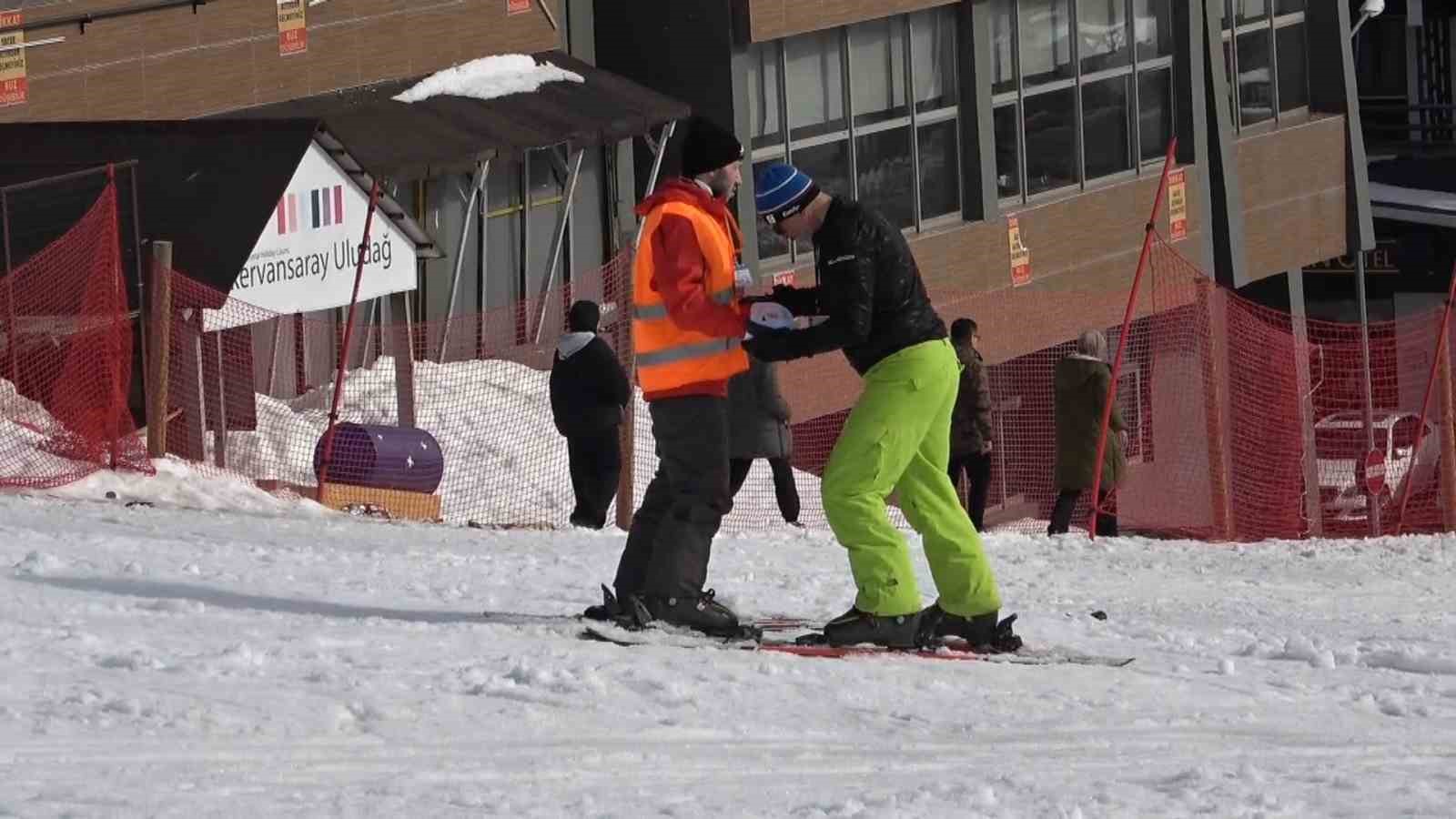 (Özel) Görme engelli gençler Uludağ’da kayak öğrendi