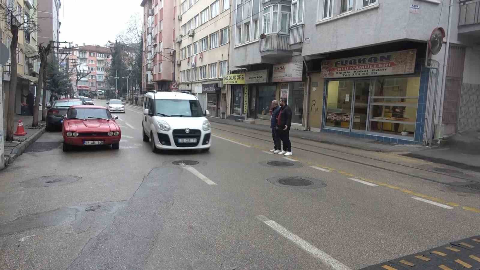 Yağmurda kayan ve caddeye fırlayan başıboş motosiklet faciaya neden oluyordu..