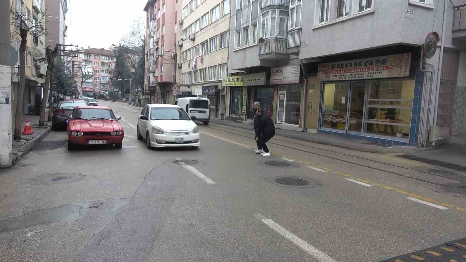 Yağmurda kayan ve caddeye fırlayan başıboş motosiklet faciaya neden oluyordu..