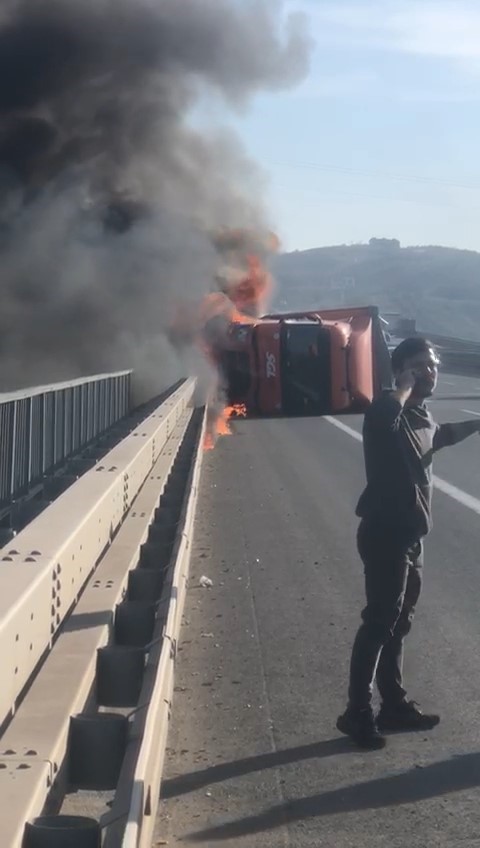 Otobanda kaza yapan tır alevlere teslim oldu