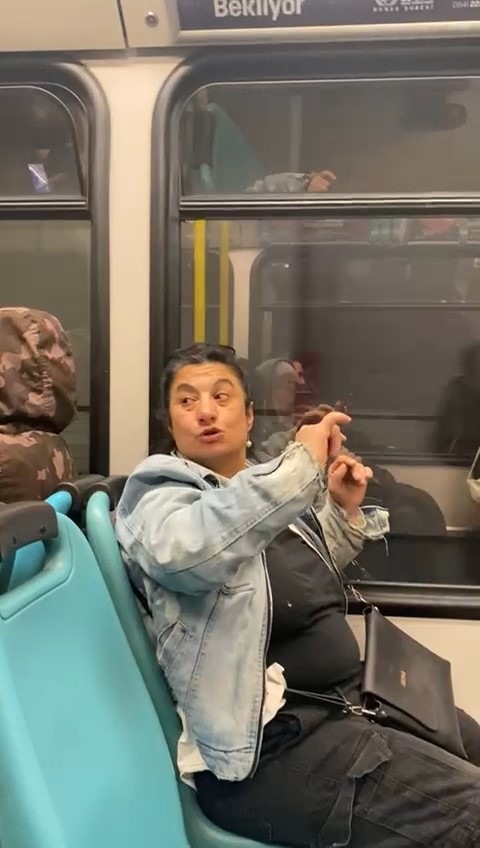 Metroya alkollü bindi, yetmedi vatandaşlara saldırdı