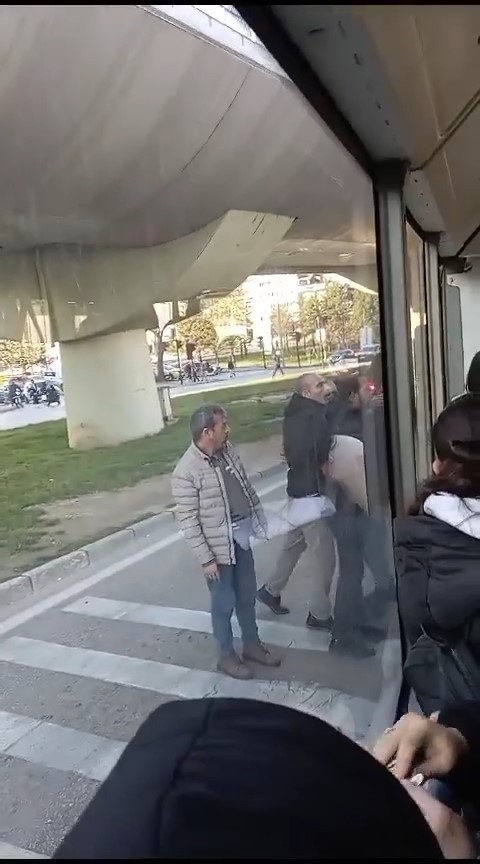 Metroya alkollü bindi, yetmedi vatandaşlara saldırdı