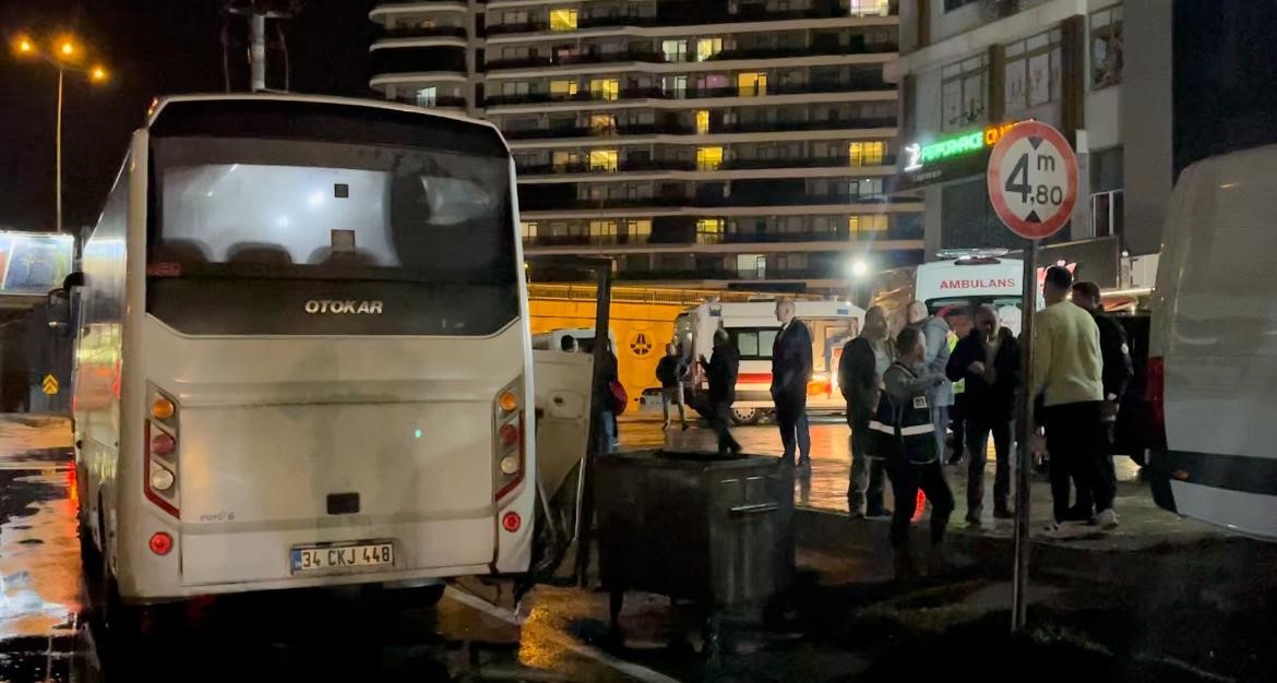 Bursa’da tur otobüsü aydınlatma direğine çarptı: 10 yaralı