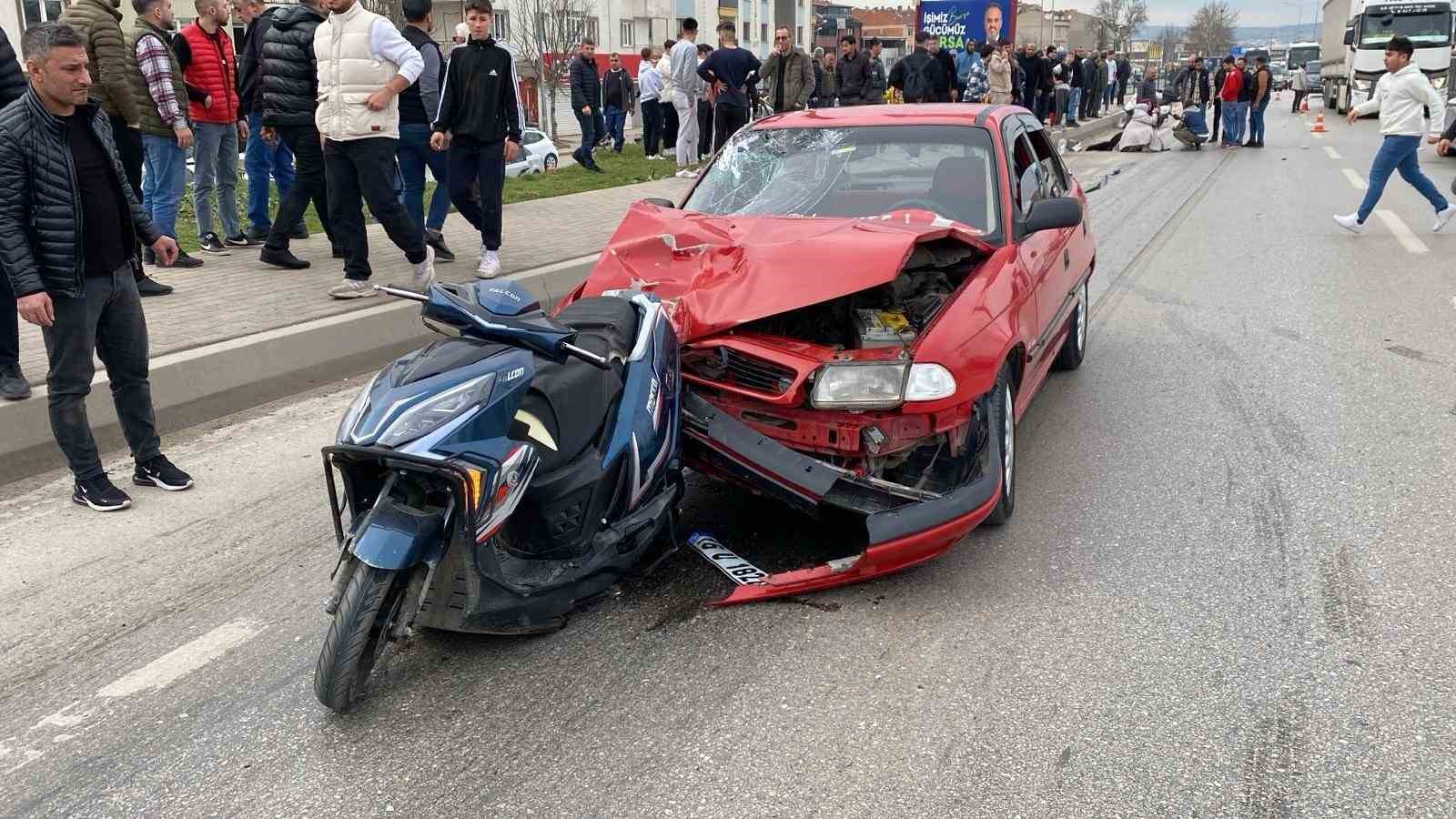 Bursa’da otomobil motosiklete çarptı: 3 yaralı