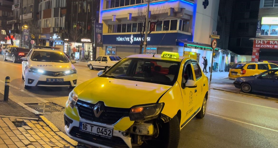 Hatalı dönüş kazaya yol açtı, taksinin çarptığı motosikletli yaralandı