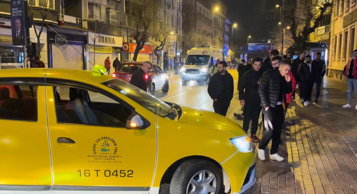 Hatalı dönüş kazaya yol açtı, taksinin çarptığı motosikletli yaralandı