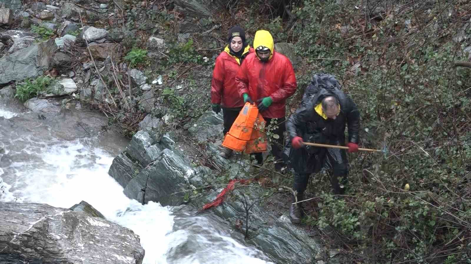 Batan gemiden geriye kalanlar sahile vurdu