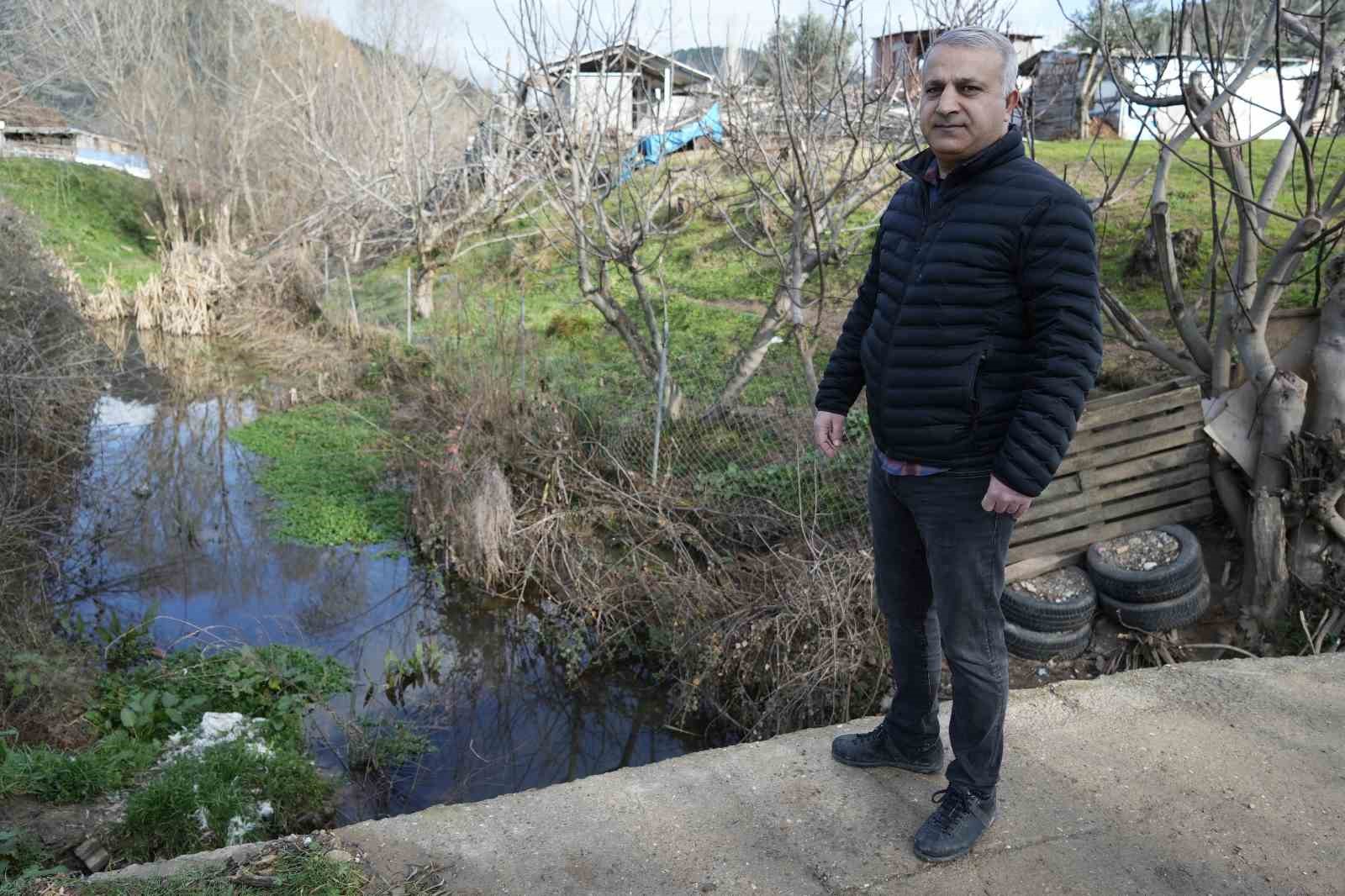 Bursa Ovası’nın tarımsal sulama ihtiyacını karşılayan dere kızıla büründü