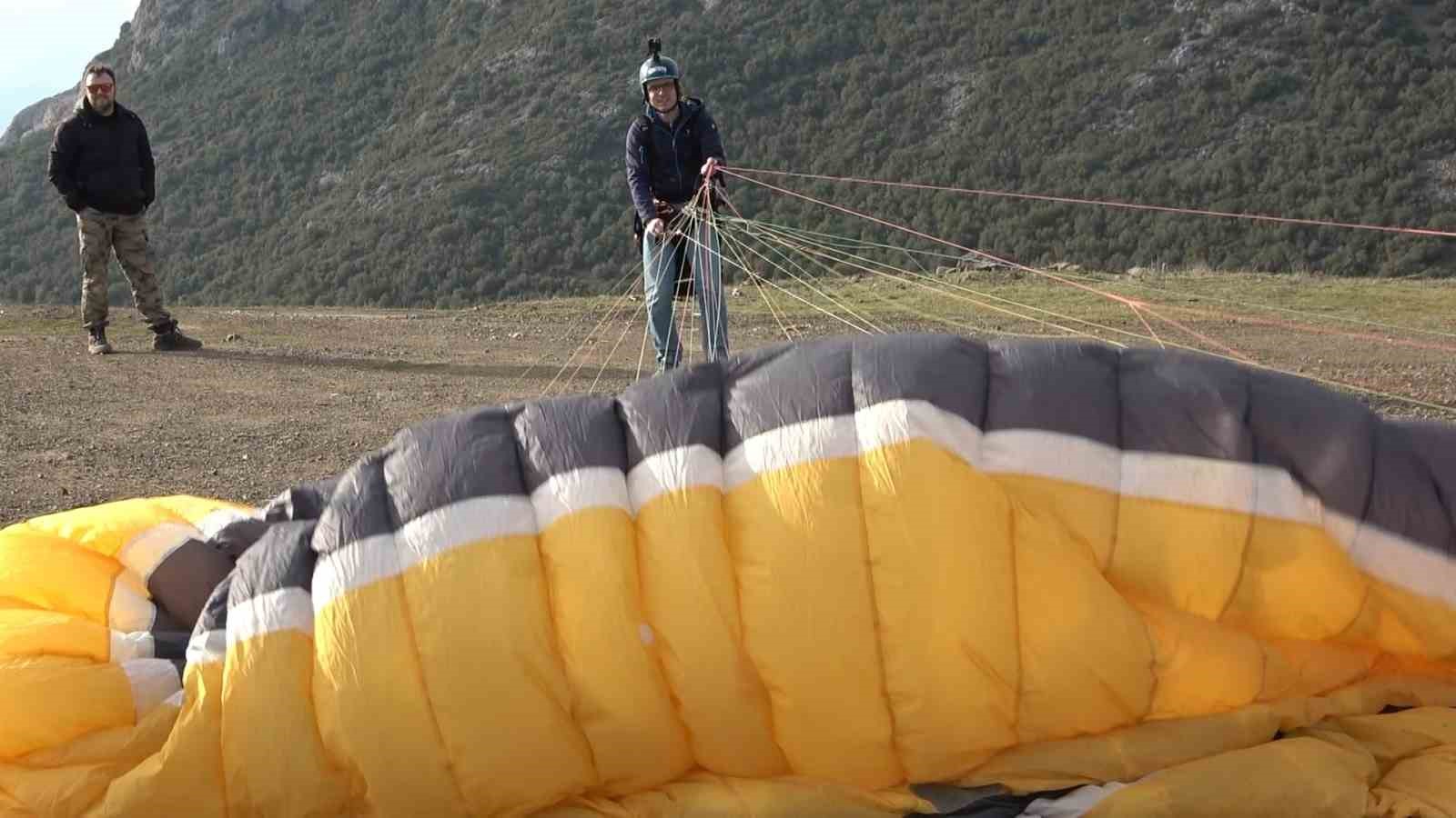 Yamaç paraşütü yapan arkadaşlarını uçaktan selamladı