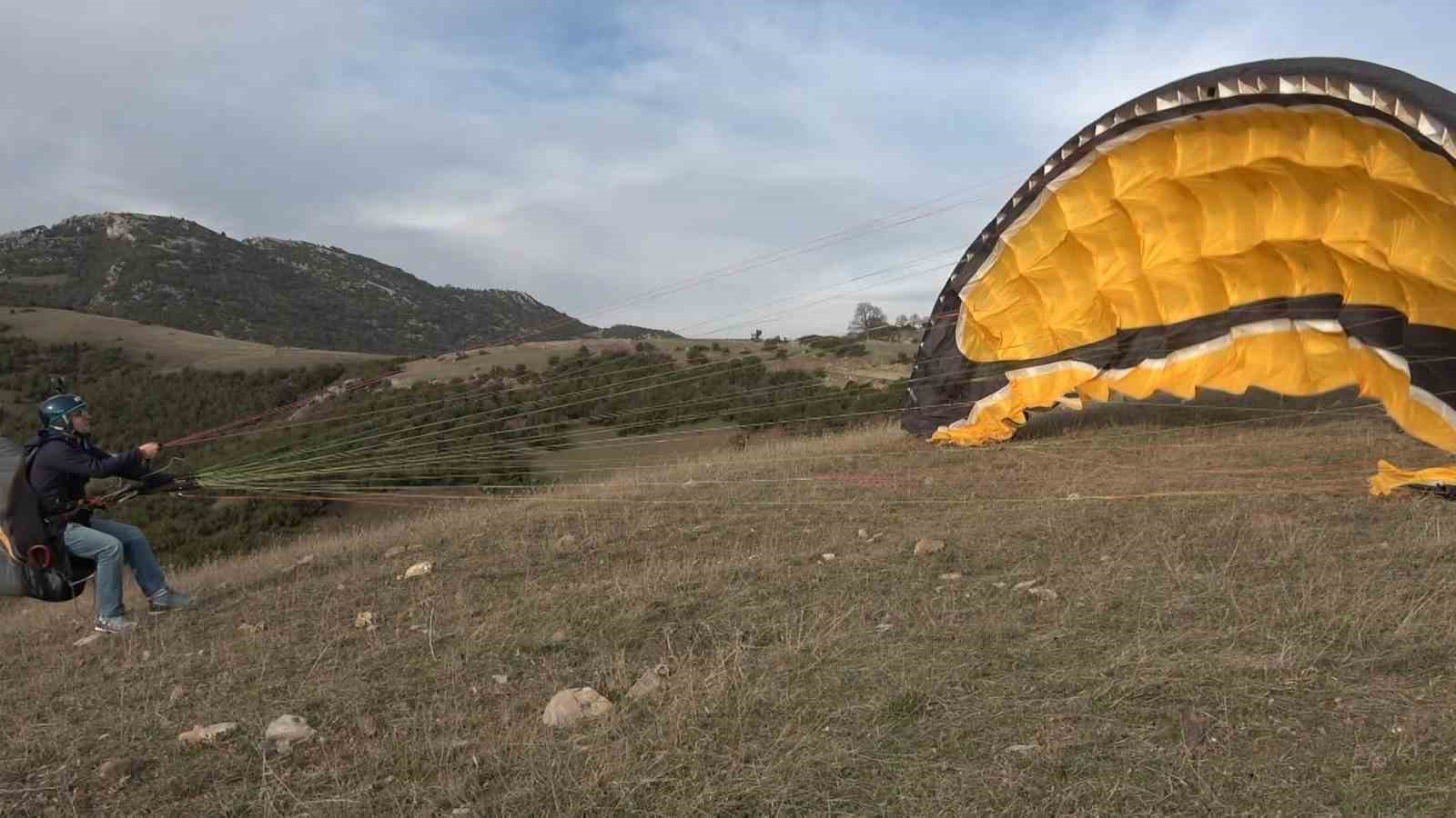 Yamaç paraşütü yapan arkadaşlarını uçaktan selamladı