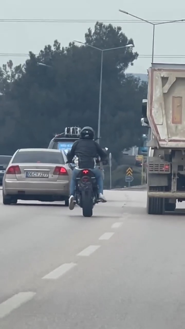 Akan trafikte tek teker ilerledi...