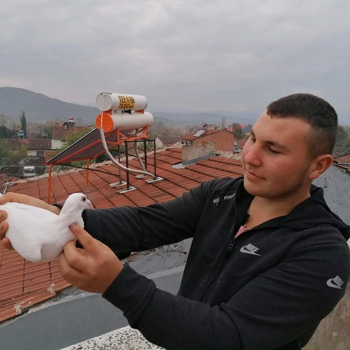 Halk otobüsü ile otomobil kafa kafaya çarpıştığı kaza anı kamerada