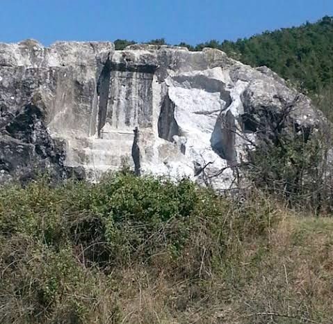 Roma dönemine ait mezarı asitle eritmeye çalışan definecileri jandarma yakaladı