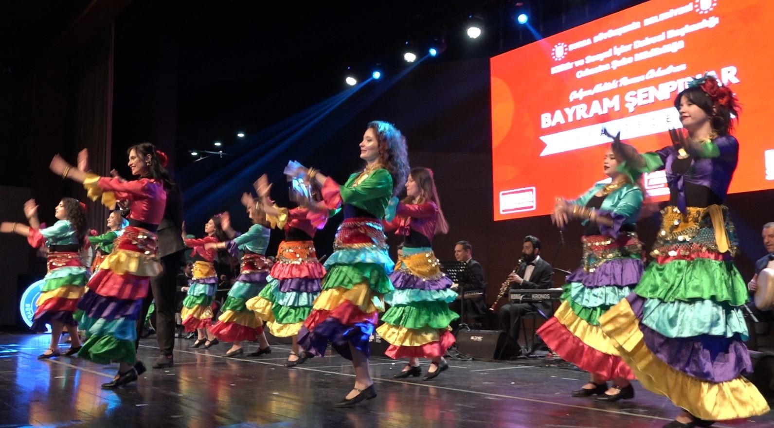 Roman orkestrası çaldı, Başkan Aktaş söyledi