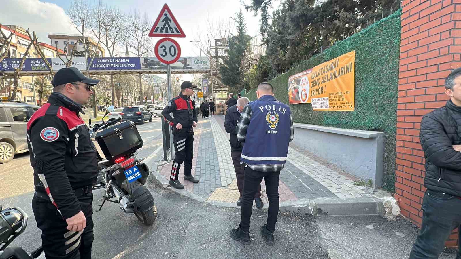 (Özel) Bursa polisi okul önlerini ve çevresini mercek altına aldı