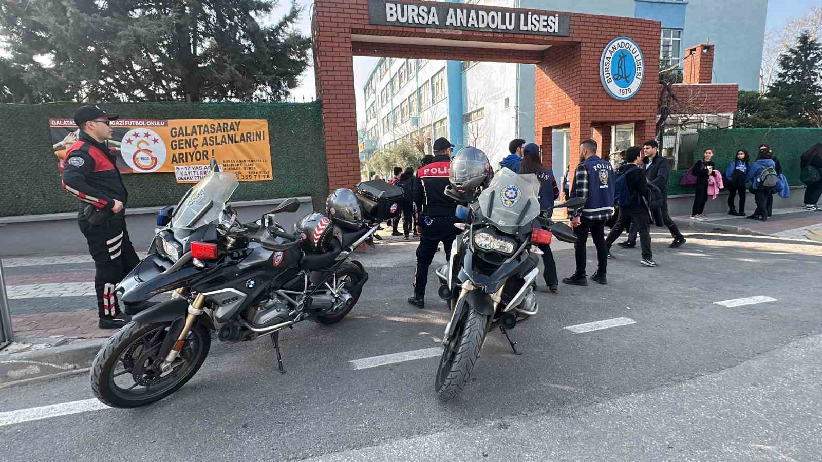 (Özel) Bursa polisi okul önlerini ve çevresini mercek altına aldı