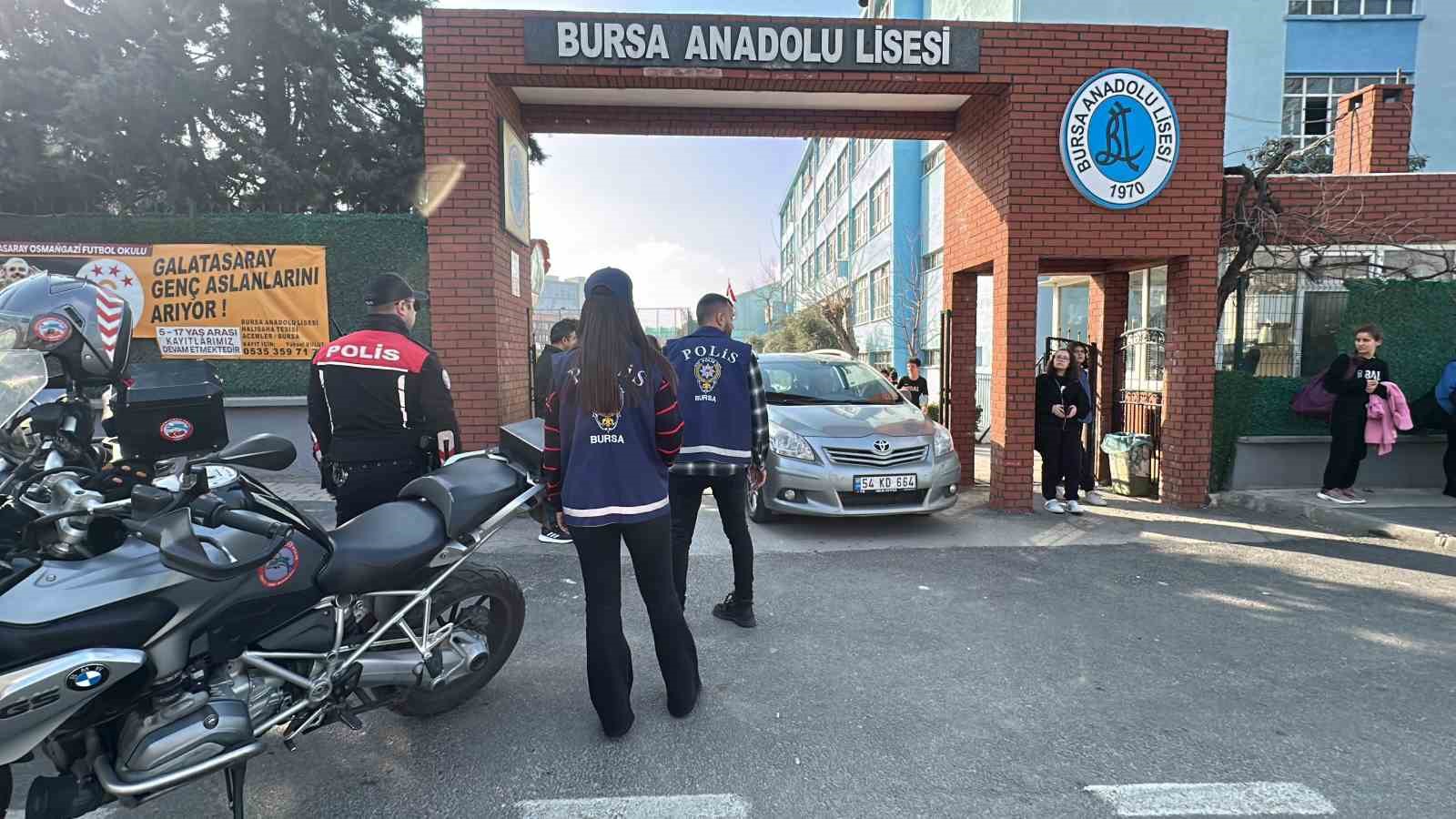 (Özel) Bursa polisi okul önlerini ve çevresini mercek altına aldı